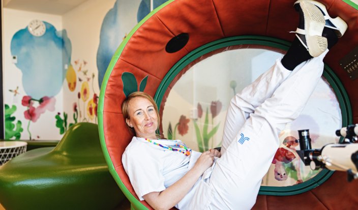 Jessica Widegren, omvårdnadschef på Karolinska Universitetssjukhuset, halvligger i en rolig stol som ser ut som insidan på en vattenmelon. Den är alltså helt rund, lite som ett ägg. Jessica har fötterna rakt upp i 
