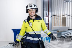 Embla Jakobsson från Skanska, iförd arbetskläder på arbetsplatsen