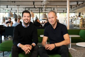 Niklas Hedin och Joacim Svärd sitter i Centiros lokaler i en grön soffgrupp. 
