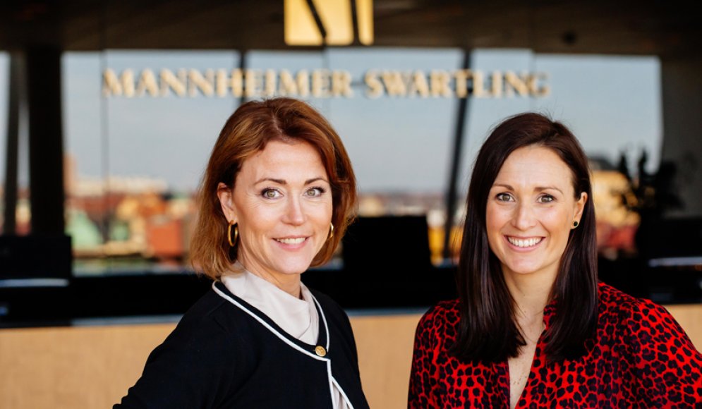 Karin Mendel och Johanna Ärlund står med Mannheimer Swartling-loggan bakom sig. 