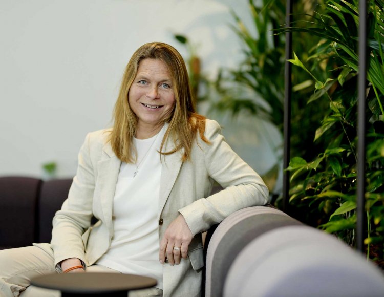 Marie Hansson sitter i en soffa på Accentures kontor. 