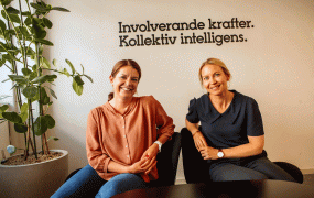 Kristina Andreasson och Mia Dahlström sitter i varsin fåtölj.