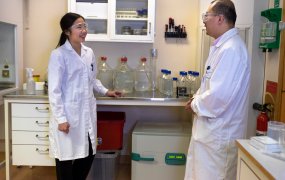 Mai Bui står i ett labb tillsammans med en kollega. 