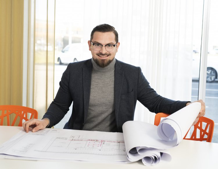 Amer Hadic, Bravida sitter vid bordet med ritningar