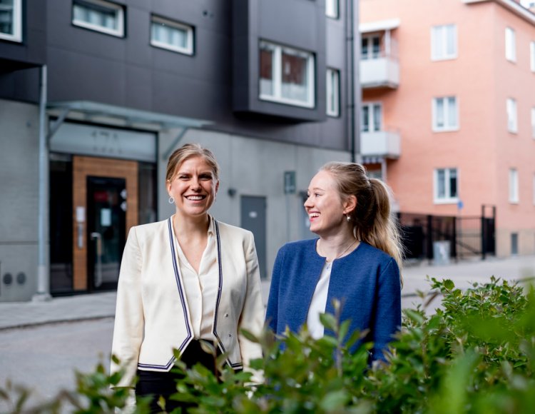 Glada Beatrice och Emma framför ett Uppsalahems bostäder.