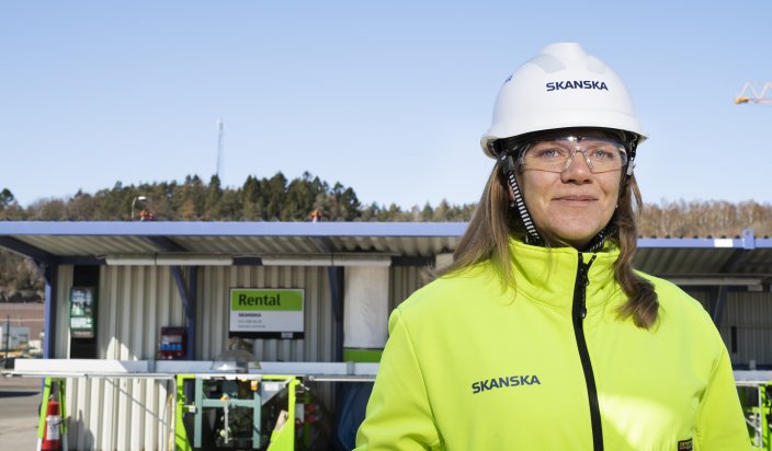 Hanna Gustafsson, Skanska. Hon står utomhus med skyddshjälmen på. 