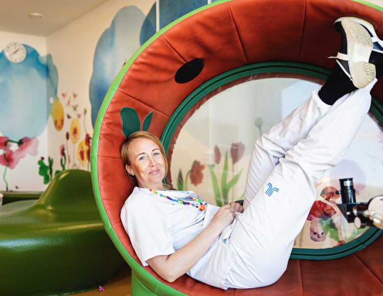 Jessica Widegren, omvårdnadschef på Karolinska Universitetssjukhuset, halvligger i en rolig stol som ser ut som insidan på en vattenmelon. Den är alltså helt rund, lite som ett ägg. Jessica har fötterna rakt upp i 