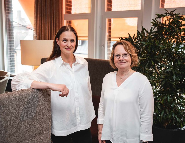Petra Könberg och Anna Rattfeldt i SEK:s ljusa lokaler.
