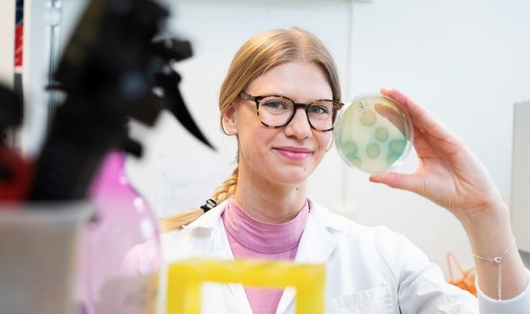 Kajsa Malmberg klädd i laboratoriumrock i labbet på RISE.