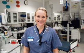 Sara Schulz står i ett akutvårdsrum på Karolinska sjukhuset i Huddinge. 