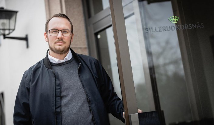 Niklas Sjögren är på väg att stiga in på BillerudKorsnäs kontor. 