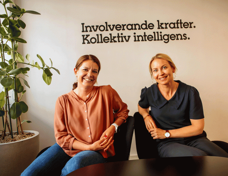 Kristina Andreasson och Mia Dahlström sitter i varsin fåtölj.