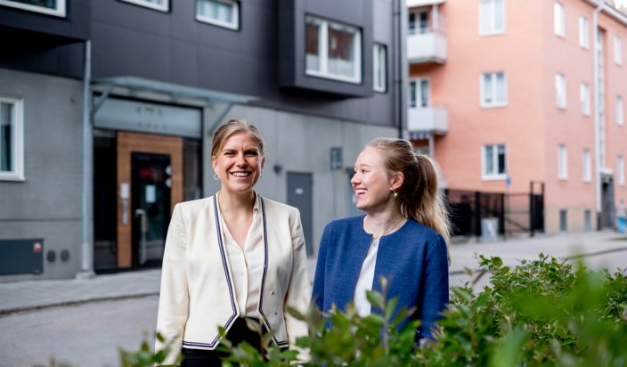 Glada Beatrice och Emma framför ett Uppsalahems bostäder.