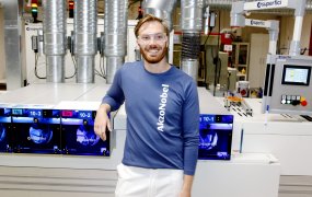 AkzoNobels utvecklingsingenjör Tobias Svensson visar upp laboratoriet. 